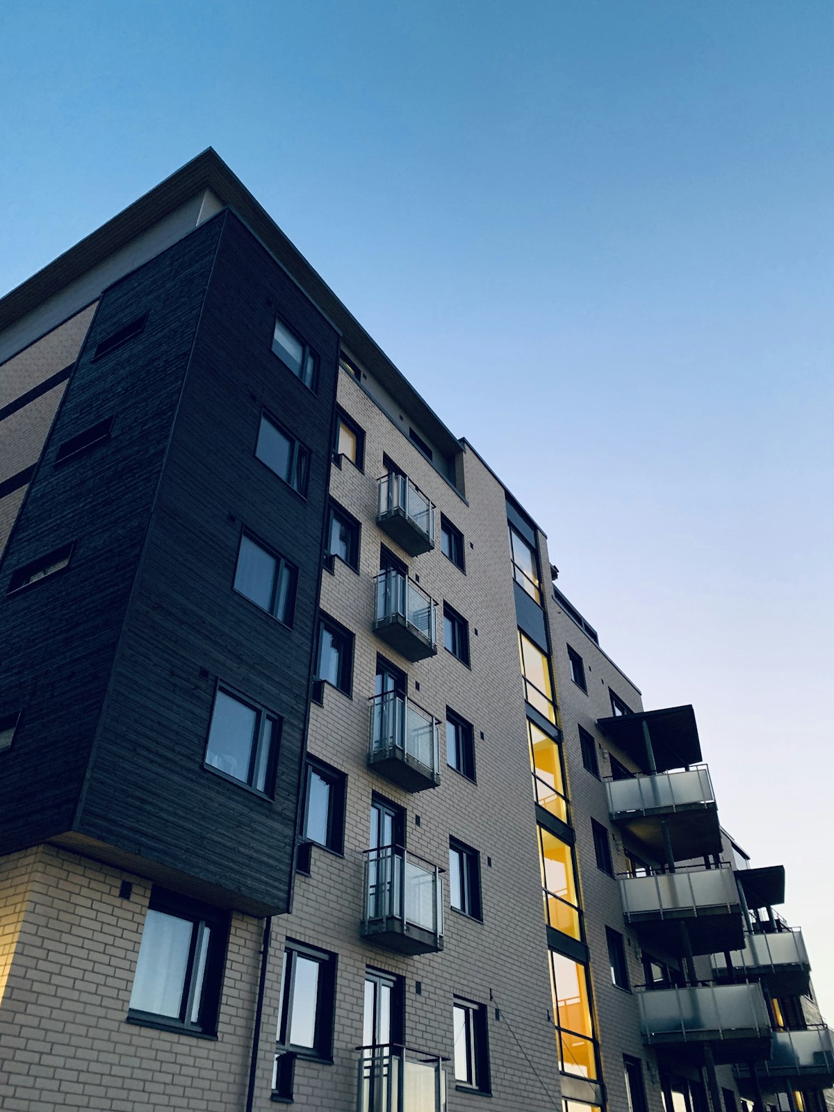 Immeuble résidentiel moderne avec balcons fleuris dans un quartier calme